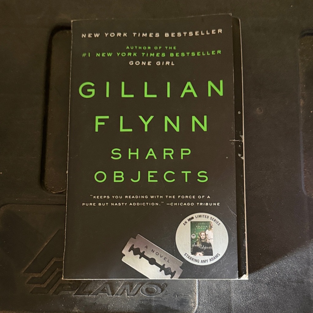 Sharp Objects by Gillian Flynn Paperback
